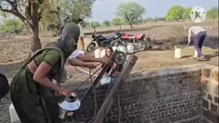 आगर: मारूबर्डिया गांव में पेयजल संकट गहराया, दो किलोमीटर दूर से पानी लाने को मजबूर हुए ग्रामीण #jansamasya