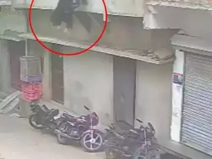 यूपी के जालौन में 10 लाख रुपये दहेज़ के लिए पति ने पत्नी को छत से नीचे फेंका, महिला गंभीर रूप से हुई घायल Source: @sheeraz.ahmad