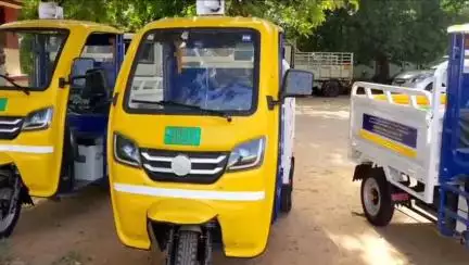 குஜிலியம்பாறை: தாலுகா அலுவலகத்தில் கிராம ஊராட்சிகளுக்கு புதிய பேட்டரி வாகனம்