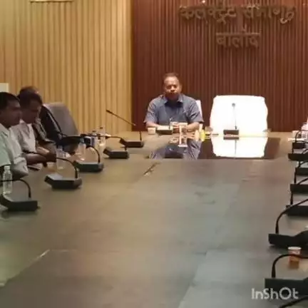 बालोद: अपर कलेक्टर अजय किशोर लकरा ने संयुक्त जिला कार्यालय बालोद के सभाकक्ष में जिले के सभी पेट्रोल पंप संचालकों की बैठक ली