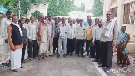 हरदोई: कायमपुर गांव में नाली खडंजा की समस्या से परेशान होकर कलेक्ट्रेट पहुंचे ग्रामीण, मजिस्ट्रेट को दिया ज्ञापन