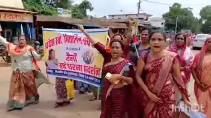 दुर्गुकोंदल: मितानिल प्रेरक जयंती मंडल के हत्यारे की गिरफ्तारी को लेकर मितानिन संघ ने दुर्गुकोंदल में रैली निकालकर ज्ञापन सौंपा