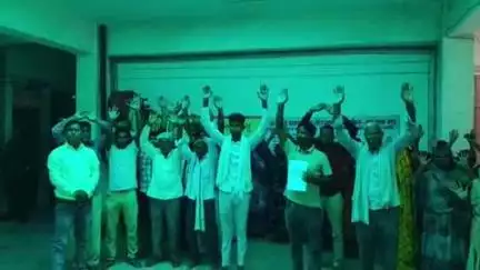मधुबन: मधुबन तहसील परिसर में जर्जर विद्युत तार और जमीन की तरफ लटकते तार की समस्या को लेकर ग्रामीणों ने किया धरना प्रदर्शन
