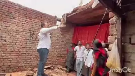 सेपउ: सालेपुर गांवमै भरभराकर गिरी छत की6पट्टियां,मां-बेटी बचीं,प्रधान ने मौके पर पहुंचकर लिया जायजा आर्थिक मदद का दिया आश्वासन