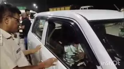 भभुआ: मोहनिया समेकित जांच चौकी से उत्पाद पुलिस ने 122 लीटर अंग्रेजी शराब के साथ तीन धंधेबाजों को किया गिरफ्तार, कार जब्त