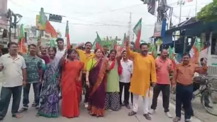 পুরাতন মালদা: মঙ্গলবাড়ি বুলবুলি মোড় রাজ্য সড়কে BJP রাজ্য সভাপতি ও কেন্দ্রীয় মন্ত্রীকে অপমানের প্রতিবাদে পথ অবরোধ করে বিক্ষোভ দেখায