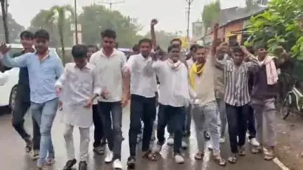 बालाघाट: भारी बारिश के बीच पीजी कॉलेज के गेट पर चढ़कर NSUI छात्र संगठन ने नारेबाजी कर जताया विरोध