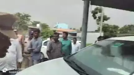 బూర్గంపహాడ్: ఇందిరమ్మ ఇళ్ల పట్టాల పంపిణీలు ఎమ్మెల్యే పాయం కు నిరసన సెగ ఖాళీ బిందెలతో చుట్టూ మట్టిన మహిళలు