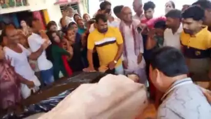 तरबगंज: तरबगंज के शीशव व रतोहिया में मृतकों का शव पहुंचा, मचा चीत्कार, विधायक ने मृतक परिवार से मिलकर बंधाया ढांढस