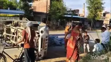 सलोन: गौवा चौराहा और सूची कस्बे के बीच सीमेंट लदा पिकअप वाहन पलटा, दो लोग हुए घायल