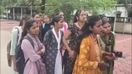 रतलाम नगर: गर्ल्स कॉलेज: छात्राओं को एक विषय में शून्य अंक मिलने पर विरोध, प्रिंसिपल को सौंपा ज्ञापन