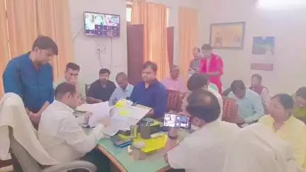 इटवा: इटवा तहसील सभागार में संचारी रोग नियंत्रण अभियान एवं दस्तक अभियान की तैयारियों को लेकर हुई बैठक