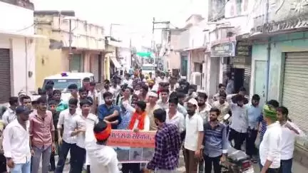 चिड़ावा: मंड्रेला में मृत गोवंश को खुले में डालने पर गौरक्षकों ने किया प्रदर्शन, नगरपालिका चेयरमैन को सौंपा ज्ञापन