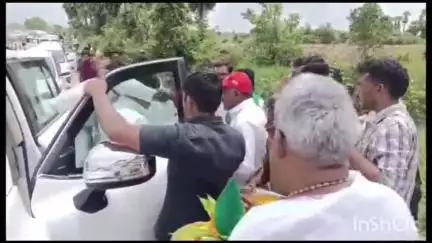 అశ్వారావుపేట: చండ్రుగొండ,అన్నపురెడ్డిపల్లి మండలాల్లో పలు గ్రామాల్లో ఇందిరమ్మఇల్లు,పలు అభివృద్ధి పనులకు శంకుస్థాపన చేసిన మంత్రి