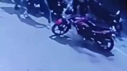 प्रतापगढ़: प्रज्ञा हॉस्पिटल के सामने युवक से मारपीट का सीसीटीवी फुटेज वायरल, दबंग कर रहे हैं पीछा, एसपी से की गई शिकायत