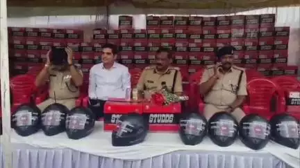 बिचौली हप्सी: इंदौर पुलिस ने वाहन चालकों को मुफ्त हेलमेट दिए, नियमों का पालन करने की शपथ दिलाई