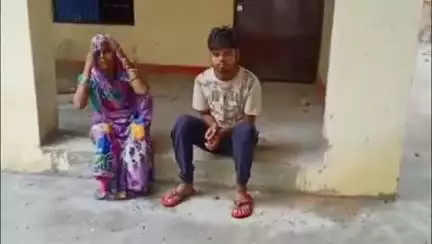 हमीरपुर: मोमोज विक्रेता ने अपनी मां के साथ CO से भेंट कर दबंग हमलावरों पर कार्रवाई की मांग की