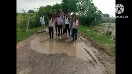 किशनी: किशनी चौराहे से वसैत जाने वाला मार्ग बदहाल, ग्रामीणों ने किया प्रदर्शन, डीएम से मार्ग बनवाने की मांग