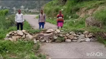 बर्नीगाड़: ग्रामीणों ने प्रतिकर नहीं मिलने पर सिमलसारी-गैर-मुंगरसंती मोटर मार्ग पर पत्थरों की दीवार लगाकर सड़क बंद कर दी
