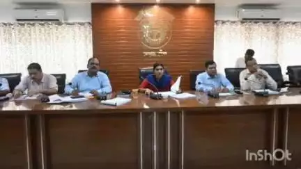 बांदा: DM की अध्यक्षता में CM डैशबोर्ड के अंतर्गत विकास कार्यों और निर्माणाधीन योजनाओं की प्रगति की समीक्षा बैठक संपन्न हुई