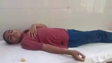 महाराजगंज: नीम टीकर के पास अनियंत्रित कार डिवाइडर पर चढ़कर बैटरी बॉक्स को तोड़ते हुए कैमरा पोल से टकराई, चार लोग घायल