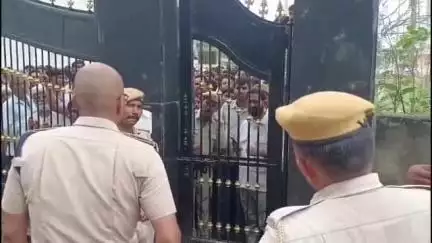 चित्तौड़गढ़: नारकोटिक्स विभाग कार्यालय के बाहर खड़े रहे विधायक अर्जुन लाल, पुलिस ने नहीं खोला गेट