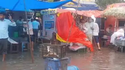 जयपुर: राजधानी जयपुर में झमाझम बारिश के बाद सड़कों पर भरा बारिश का पानी, पूर्व मंत्री प्रताप सिंह ने सरकार पर साधा निशाना
