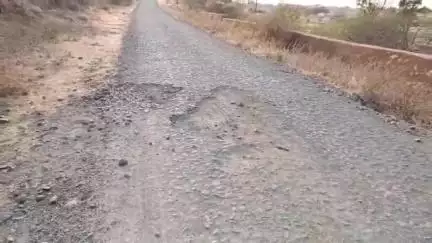 नंदुरबार: भोने चाकळे लहान शहादे गाव रस्ता बांधकाम करणाऱ्या ठेकेदाराची चौकशी करा क्रांतिकारी शेतकरी संघटनेची अभियंतांकडे मागणी