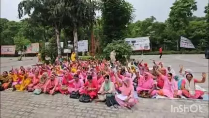 बागपत: महिला आंगनवाड़ी कार्यकर्ताओं ने विभिन्न मांगों को लेकर कलेक्टर पर किया धरना प्रदर्शन, DM से की शिकायत