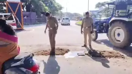 கோவை தெற்கு: உக்கடம்-சுங்கம் சாலையில் சாலையின் நடுவே ஏற்பட்ட பள்ளத்தை மண் கொண்டு சீரமைத்த  காவல் ஆய்வாளர்கள் - பொதுமக்கள் பாராட்டு