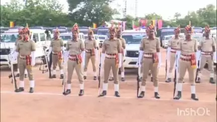 തിരുവനന്തപുരം: പോലീസ് സേനയ്ക്ക് വാങ്ങിയ പുതിയ വാഹനങ്ങൾ മുഖ്യമന്ത്രി പിണറായി വിജയൻ തിരുവനന്തപുരം എസ്എപി പരേഡ് ഗ്രൗണ്ടിൽ ഫ്ലാഗ്ഓഫ് ചെയ്തു