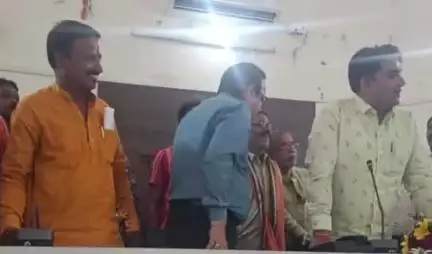 सीहोर नगर: सीहोर नगर पालिका में सीएमओ और पेंशन शाखा प्रभारी के तबादले पर कार्यक्रम आयोजित, अध्यक्ष व पार्षद रहे मौजूद