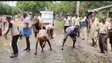 निचलौल: निचलौल क्षेत्र के अंतर्गत कोहड़वाल मार्ग पर ग्रामीणों ने अनोखे तरीके से किया विरोध प्रदर्शन