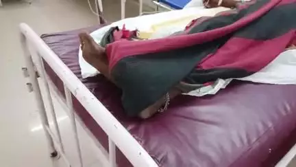 रैपुरा: महुआटोला में बेलगाम ट्रैक्टर-ट्रॉली का आतंक, बाइक को टक्कर मारी, महिला गंभीर घायल