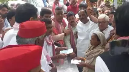तिर्वा: तिर्वा के बौद्ध नगर में मृतक किशोर के घर पहुंचा सपा का प्रतिनिधिमंडल, परिवार को दी आर्थिक सहायता