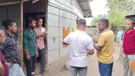 ঢেকিয়াজুলি ভাগ: মিঠাআম বঙালী গাঁৱাৰ এঘৰত অভিযান চলাই ৫ টা ড্ৰাগছ ভৰ্তি কণ্টেনাৰ সহিতে এগৰাকী যুৱকক আটক ঢেকীয়াজুলি আৰক্ষীৰ