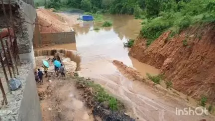 महुआडांड़: लगातार बारिश से हामी-ओरसापाठ पथ का अप्रोच बह गया