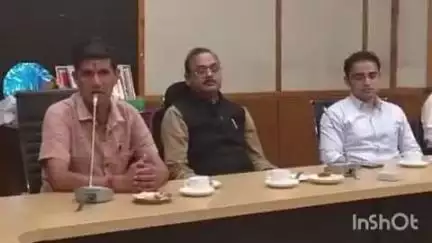 अल्मोड़ा: विकास भवन में आयोजित विदाई समारोह में सीडीओ दिवेश शाशनी को उनके तबादले पर दी गई भावभीनी विदाई