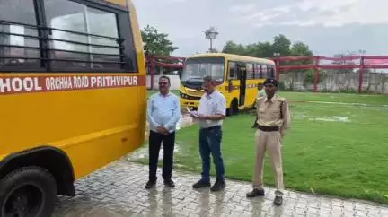 निवाड़ी: जिला परिवहन अधिकारी ने पृथ्वीपुर में स्कूल वाहनों की जांच की, 2 वाहनों का संचालन रोका