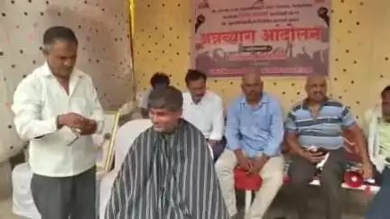 बाभूळगाव: नगरपंचायत परिसरात नगरपंचायत च्या विरोधात सुरू असलेल्या अन्नत्याग आंदोलनाला माजी पदाधिकाऱ्यांनी टक्कल करून दिले समर्थन