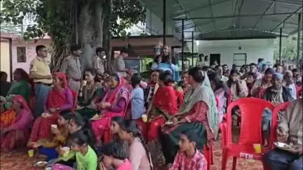 गरुड़: पुलिस अधीक्षक ने अयारतोली में लगाई चौपाल, ग्रामीणों ने नशे के बढ़ते प्रचलन पर की बातचीत