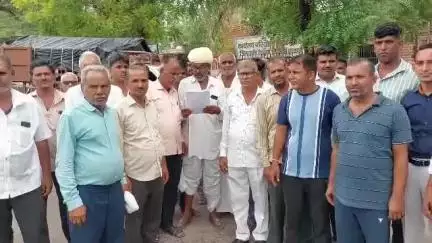 पाली: रोहट के दूदिया गांव के लोगों को 6 माह से नहीं मिल रहा है पीने का पानी, परेशान होकर ग्रामीण पहुंचे कलेक्ट्रेट #jansamsya