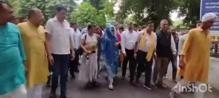बलिया: विजिलेंस कस्टडी में अधीक्षक की मौत का मामला गर्माया, कलेक्ट्रेट पहुंचकर डीएम से मिली मृतक की पत्नी