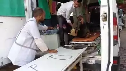 सीतापुर: मानपुर व गुरेरा के बीच तेज रफ्तार कार ने टेंपो को मारी जोरदार टक्कर, 12 लोग घायल, एक की मौत