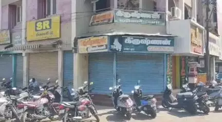 கும்பகோணம்: நகைக்கடை ஊழியரை போலீசார் அழைத்துச் சென்றதால் சாரங்கபாணி கீழ வீதியில் 100க்கும் மேற்பட்ட நகை கடைகள் அடைப்பு