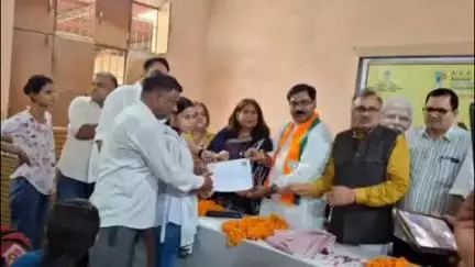 खुर्जा: बगराई स्थित आईटीआई में प्रधानमंत्री कौशल विकास योजना कार्यक्रम, मेधावी छात्रों को सर्टिफिकेट और अंकतालिका का वितरण