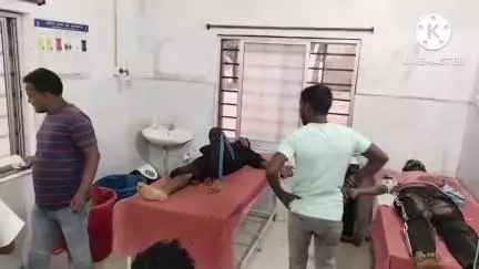 घाघरा: मसरिया मोड़ के पास मोटरसाइकिल से गिरकर 3 युवक घायल, पुलिस ने सीएचसी घाघरा पहुंचाया