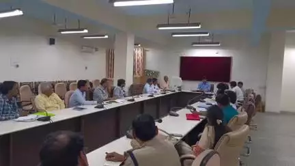 मऊ: कलेक्ट्रेट में अपर जिलाधिकारी की अध्यक्षता में बाढ़ आपदा पर राज्य स्तरीय मॉक ड्रिल की तैयारी को लेकर बैठक संपन्न हुई
