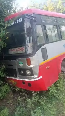 ಕನಕಪುರ: ಕೋಟೆವೂರು ಗ್ರಾಮದಲ್ಲಿ ಚಾಲಕನ ನಿಯಂತ್ರಣ ಕಳೆದುಕೊಂಡ ಬಸ್ :  ದುರ್ಘಟನೆಯಲ್ಲಿ ಪ್ರಯಾಣಿಕರು ಪಾರು