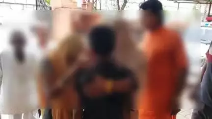 पाली: घर से बिना बताए निकले 12 साल के बालक ने पाली के सदर थाने में मां और भाइयों को देखकर बिलख-बिलख कर गले मिलकर रोने लगा